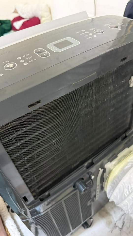 السلام عليكم سبلت بورتبل شركة Hisense للبيع 
يصلح الغرفة زغيره او مكتب 
تبريده كلش بارد ودفع الهواء جداً عالي 
واحد طن حقيقي 
مشتغل قليل 
سعر 210 وبي مجال 
مكاني بغداد الوزيريه 
***********
