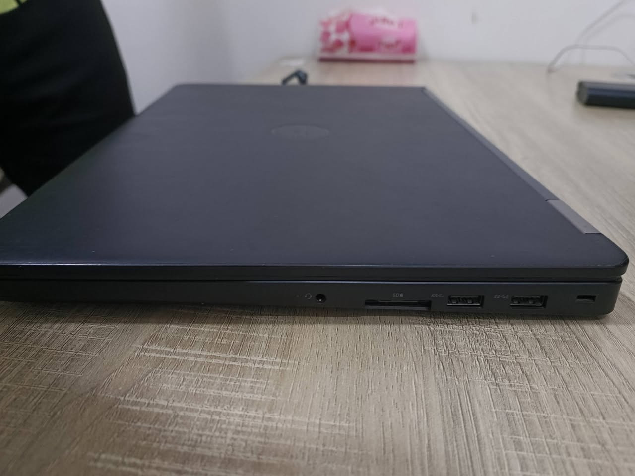 لابتوب ديل للبيع ب ٢٦٠ وبيه مجال بسيط - كربلاء الحر ***********
المواصفات 
معالج I7 الجيل السادس ( قوي للأعمال المكتبية )
كارت شاشة خارجي من Amd بسعة 2 گيگا
8 گيكا رام DDR4 
ذاكرة تخزين 256 كيكا بايت M.2
كل المنافذ موجودة مثل ما موضح بالصور
3 USB   
1 type c 
1 HDMI وحتى منفذ SIM ( خط )
بيها مشكلة وحدة فقط بطاريتها ( تنطي 50 دقيقة وتطفي )
