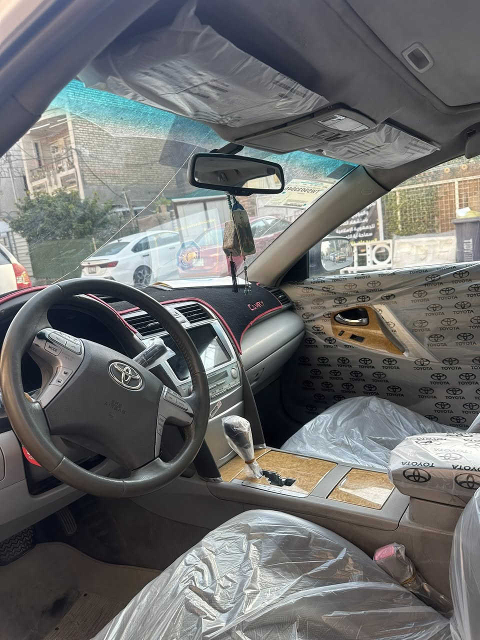 السلام عليكم 
حبايبي عندي كامري 2007  نضيفة مال بيت 
مصبوغه عام للجماليه 
تخم تاير صدر جديد منضومه تبريد جديده ثلج
 للبيع رقمة نجف نكليزي تحويل ثاني يوم 
مكان بغداد حي العامل 
*********** للتواصل
