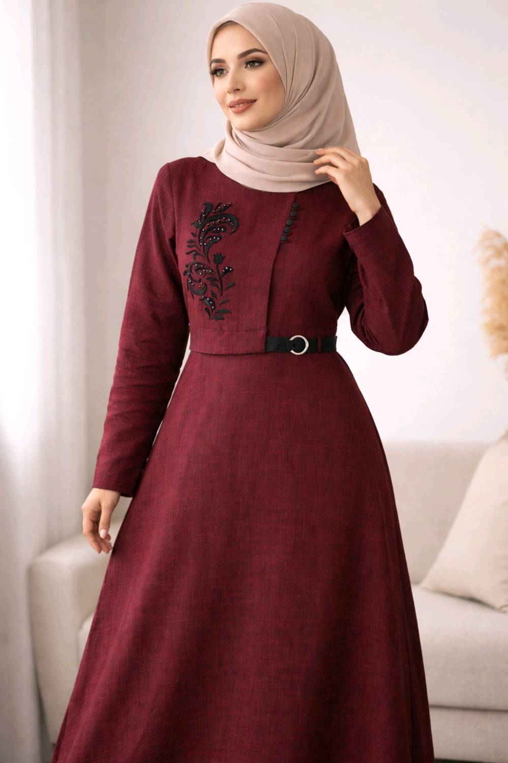 فستان طويل أنيق بلون خمري مع تطريز مميز على الصدر وتصميم عصري بالحزام البسيط. مثالي للمناسبات والسهرات ويمنحك إطلالة راقية ومحتشمة. مصنوع من قماش عالي الجودة ومريح للارتداء.