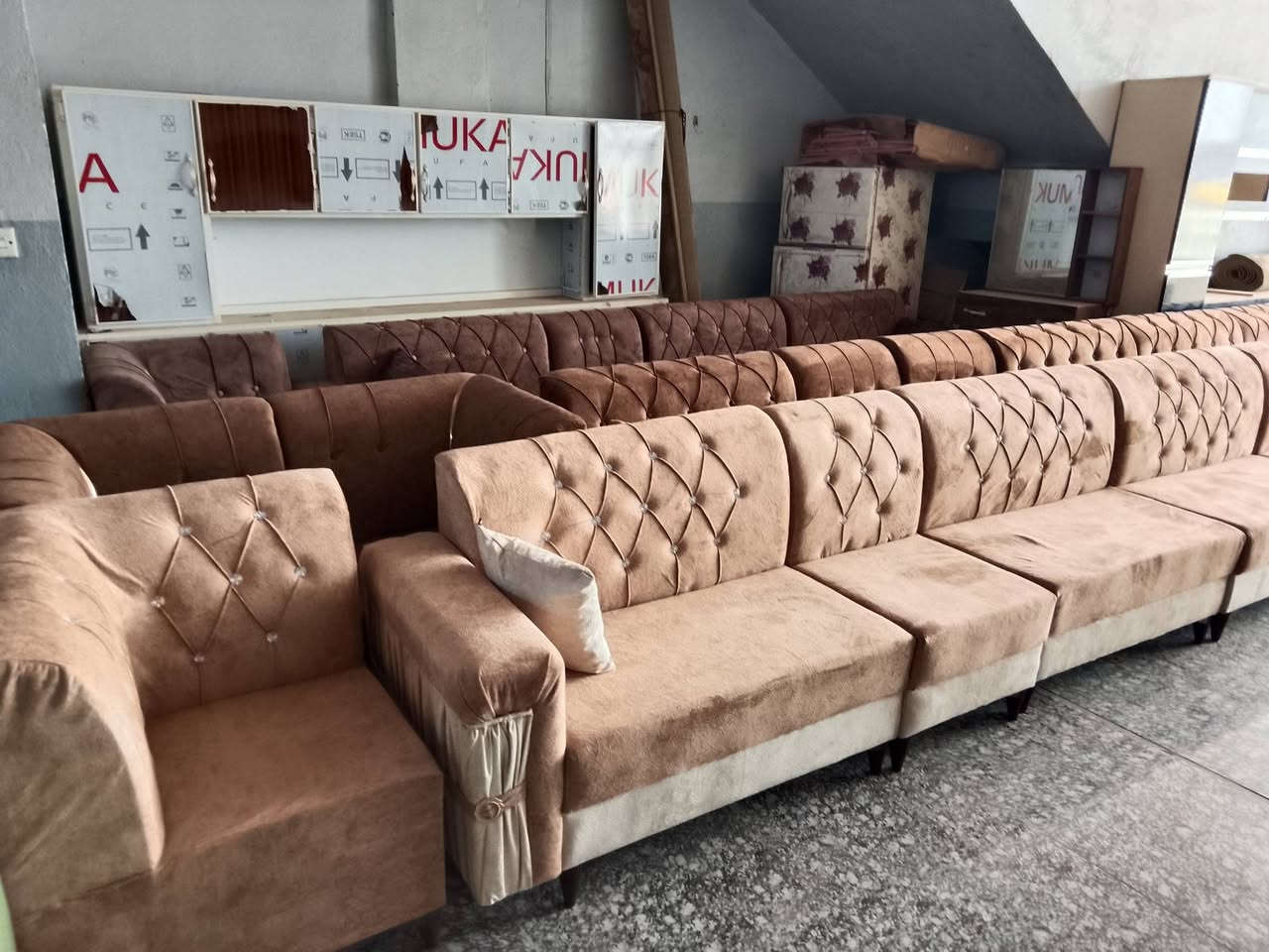 ديوان جديد شغل ممتاز مقعد بلايود اسود وخشب جام روسي اسفنج مميز اول موجود عشر مقاعد وأكثر وأقل حسب مكان الزبون مجمع الضحى للتسوق المسيب مقابل دائرة كهرباء المسيب عمارة الرحيم ***********
