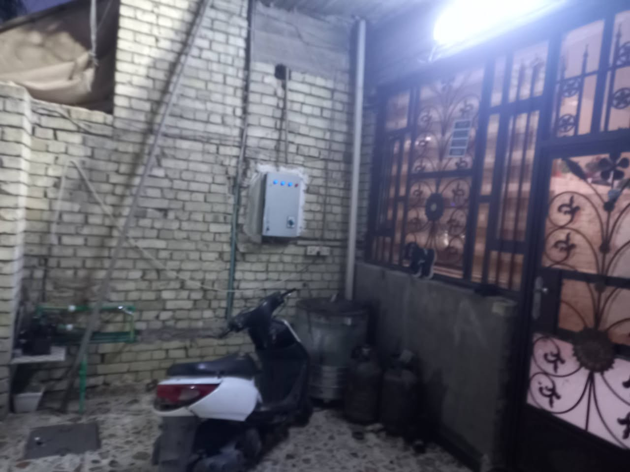 سلام عليكم بيت للبيع طابو وصرف منطقه الكفائات 150متر النزال 20 الواجه 7 ونص بنيان جديد يحتوي على 4 غرف  و تواليت خارجي و2 دخاليات مطبخ بارد مطبخ حار السعر 260الاستفسار***********
