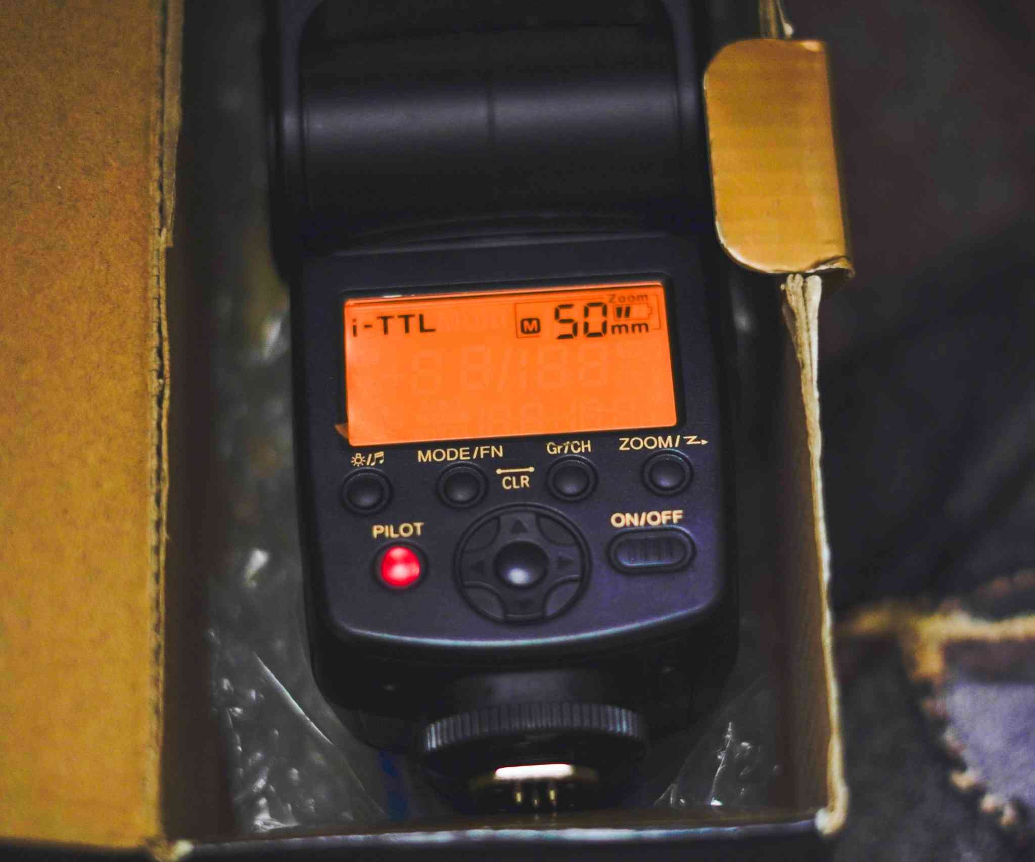 ttl فلاش او سبيدلايت  
-
-YONGNUO Speedlite YN560EX III (نيكون/سوني \ كانون )مانول 

اشتغل على كل الكاميرات مانيوال  
و ttl للنيكون يعني هو يحدد الك الاضائة بس توجه الكامرة
تكدر تستخدمه حفلات طلعات جلسات مو الا للنيكون استخدمه للسوني اني جودته عاليه وبي ميزات هواي:

ب40الف 💲💲💲وبي مجال بسيط جدا

توصيل اكو

⚡ قوة إضاءة قابلة للتحكم: إمكانية ضبط شدة الإضاءة يدويًا على عدة مستويات.
🔄 رأس متحرك: يمكن إمالته وتدويره للأعلى والجانبين لعمل إضاءة مرتدة (Bounce).
📸 وضع TTL (حسب الموديل): قياس تلقائي للإضاءة للحصول على تعريض مناسب.
🎚️ تحكم يدوي كامل: مناسب للتصوير الاحترافي وضبط الإعدادات بدقة.
🌟 دعم الزووم: يتغير تركيز الإضاءة حسب البعد البؤري للعدسة.
🔌 إعادة شحن سريعة: وقت انتظار قصير بين الومضات.
📡 دعم التزامن اللاسلكي (في YN560EX III): يمكن تشغيله عن بُعد.
🔋 يعمل ببطاريات AA: سهل الاستخدام والاستبدال.
 وايضا بيهن 5 مودات
Ttl (اوتو)

Multi (الفلاش يصدر سلسلة ومضات سريعة في صورة واحدة)

Manual مود مانول

High Speed Sync (HSS)(يسمح لك باستخدام سرعات شتر أعلى من 1/200s تقريبًا.

Wireless / Slave

زوم على حسب العدسة 28-35-50-85


**إذا كنت صاحب هذا الإعلان وتريد حذفه لأي سبب، رجاءا أرسل رسالة إلى الدعم الفني**