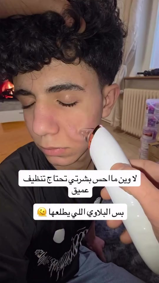جهاز شفط وتنظيف الرؤوس السوداء الاحترافي - للعناية العميقة بالبشرة الاستخدامات: تنظيف المسام بعمق وإزالة الرؤوس السوداء والبيضاء والدهون الزائدة. تقشير خلايا الجلد الميتة وتجديد حيوية البشرة. شد الوجه وتخفيف الخطوط الدقيقة (تجاعيد العين والفم). تحسين مرونة الجلد وتنشيط الدورة الدموية في الوجه. المميزات: 3 أوضاع ذكية: مخصص لثلاث أنواع من البشرة (الجافة Dry، العادية Neutral، والدهنية Oily) لضمان شفط آمن وفعال. 6 رؤوس قابلة للاستبدال: تتضمن رؤوساً دائرية كبيرة للشفط القوي، ورؤوساً صغيرة للبشرة الحساسة، ورأساً بيضاوياً لشد الجلد وتنعيم الخطوط. تقنية الشفط الفراغي (Vacuum): يوفر تنظيفاً عميقاً بدون ألم أو جروح، وبدون استخدام مواد كيميائية. شاشة عرض رقمية: تظهر حالة البطارية ووضع الشفط المختار بوضوح. شحن USB: الجهاز يعمل بالبطارية وقابل للشحن عن طريق وصلة Type-C المرفقة.


**إذا كنت صاحب هذا الإعلان وتريد حذفه لأي سبب، رجاءا أرسل رسالة إلى الدعم الفني**