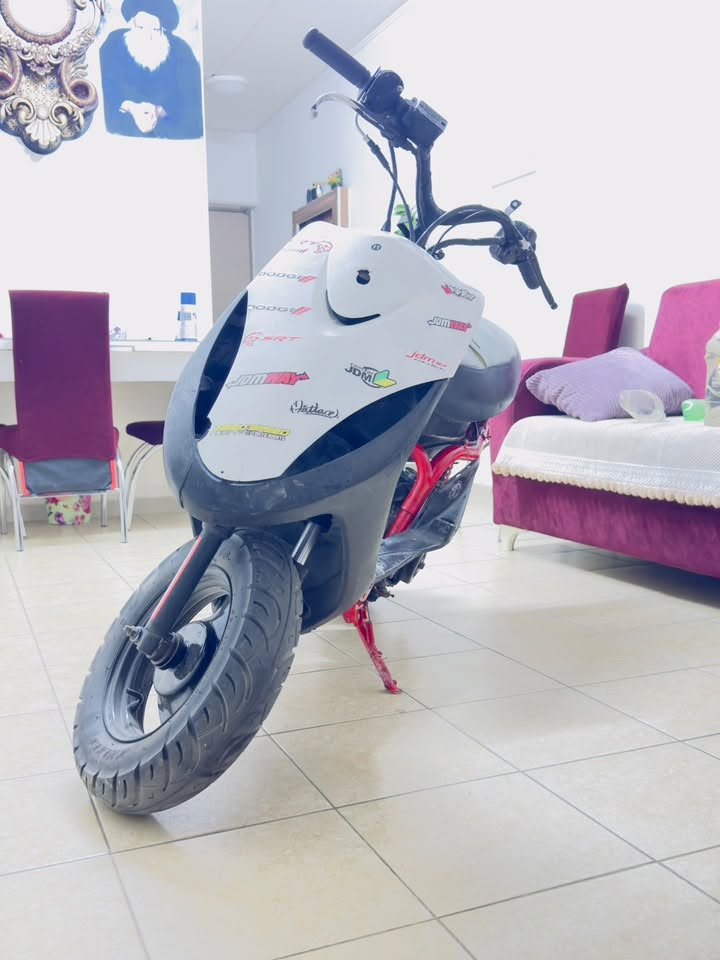 دراجه ماكس عدله مال لعب للبيع 
دراجه بيها صالنصه رياضي وكابريتر جديد وسلف 55رياضي بوشتها 55 دراجه بيها شلعه شغاله سلف ول هندر بس تضب براغيها وقبق مال هندر موجوده حجي دراجه مفوله اوراقها كامله 
سعر:400وبيها مجال بسيط
للتواصل:*********** واتساب فقط
