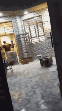 سلام عليكم 
بيت للبيـــــــــــــع 🏠
مساحــــــــة الدار 160
طابقـــــــــــــــــــــــــن
يحتوي على غرفـــــــــــة نوم عدد2
مجمــــــــــــــــع صحيــــــــات عدد 3
صالـــــــــــــــــة+مطبـــــــــــــخ+ستقبــــــــــــــــل
ويحتوي على كافـــــــــــــــــة الخدمات ماء كهرباء مجاري انترنيت ظوئي يبعد عن الشارع الرئيسي40متـــــــــــر الموقع الكائن حله بابل حي الامين  شارع 80قرب معجنات قصر الشام خلف مركز سيف سعد للستفسار الاتصال على لارقام 📱***********
