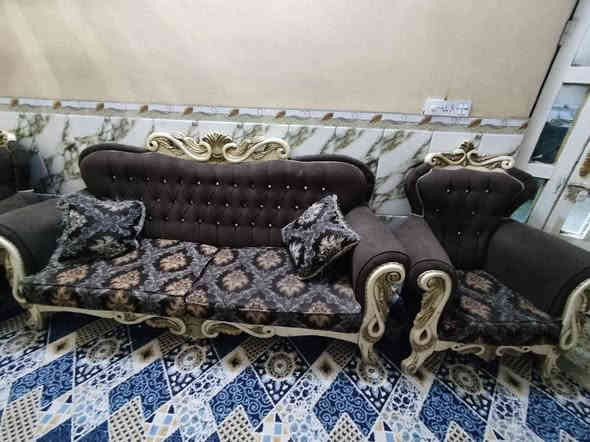 السلام عليكم طخم قنفات ملكي ست قطع عشر مقاعد نضيف كلش الشراي يتصل مكاني ابو رمانه *********** عمارة
