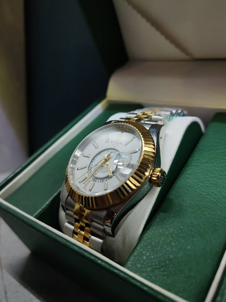 ساعة روليكس سوبر ماستر كواليتي بلون سيلفر و المينة ابيض و عندة علبة خاص الان موجود في ايليت كوليكشن للتواصل اضغط على علامه واتساب و نحن بخدمتكم


**إذا كنت صاحب هذا الإعلان وتريد حذفه لأي سبب، رجاءا أرسل رسالة إلى الدعم الفني**