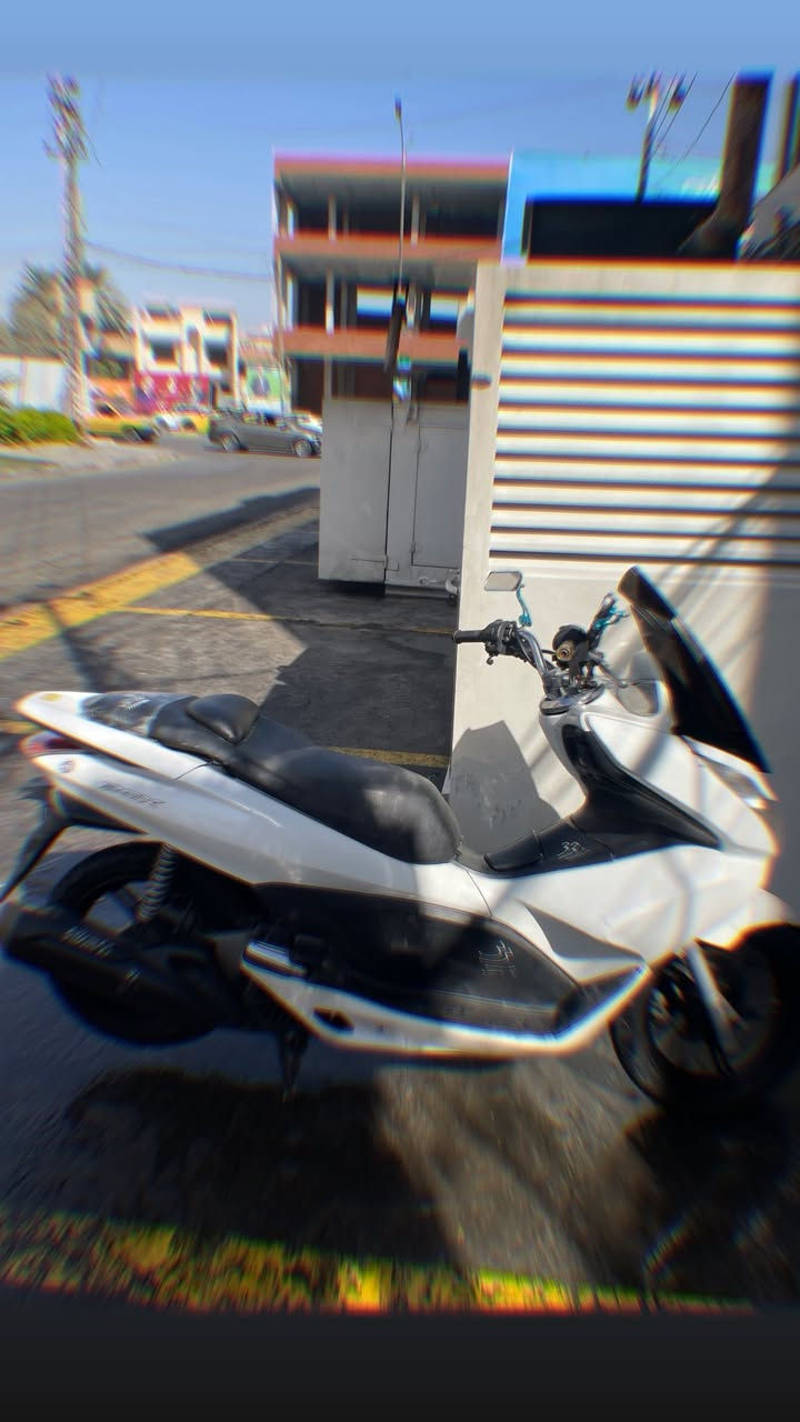 سلام عليكم 
pcx جيل الاول 2016 Jfياباني اصلي مكينة مفتوحة تبديل كازكيت م بيه نقص راديتر جديد واتر بم جديد ولف حماوة جوزة حماوة كلشي جديد م بيها اي نقص مكاني الدورة او السيدية  السعر مليون و100بيها مجال رقمي ***********
