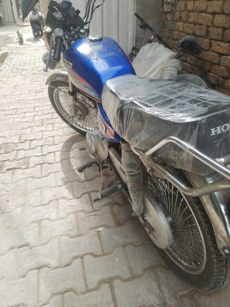 سلام عليكم دراجة ايراني للبيع دراجة خير من الله كلشي مناقصها ابد دراجه تخبل نضيفه العنوان بغداد السعر 350 وبيها مجال رقم ***********
