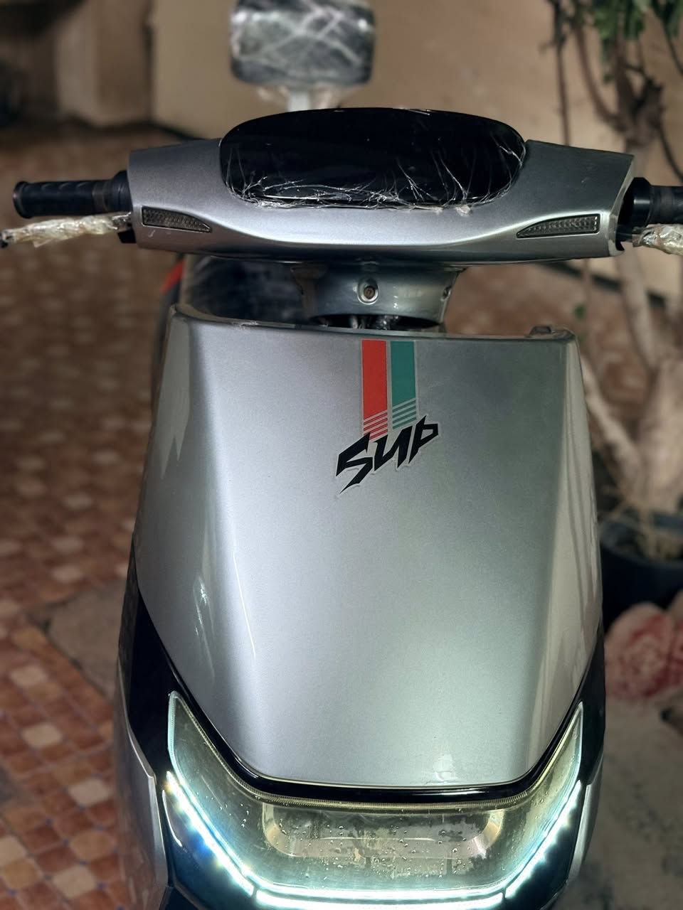 السلام عليكم 
دراجه سكنس شحن للبيع
5 بطاريات حجم كبير
2025
نسبه النظافه 99‎%‎
اما ال1‎%‎ جامرلغ مكبوس فقط 
الممشى 2900
مكاني الخالص قرب السوك
للتواصل ***********
