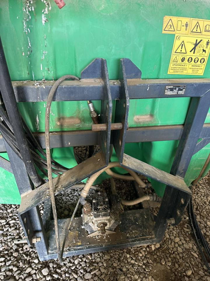 للبيع مرشة 800لتر نوع إيطالي مستخدم سنة نضافة 100%استفسار على رقم 
***********
