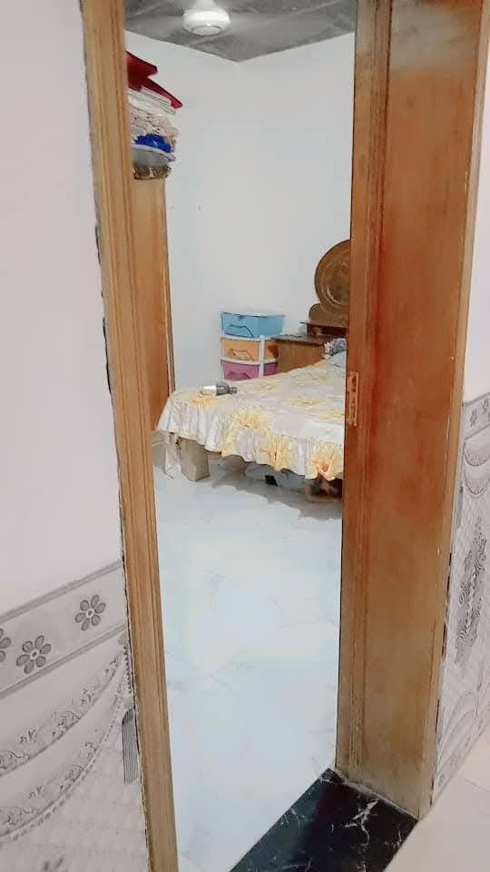 اللهم صل على محمد وآل محمد. بيت للبيع.ام عصافير زراعي طابق واحد يتكون من غرفة نوم وبراني ومطبخ وصاله  وصحيات ٢.مساحة 125٠م وسطح اشتايكر شرط
ملاحضه البيت يشمل ماء ومجاري وكهرباء وجهد الهندسي راح يسون الشارع مقرنص يبعد عن الشارع ١٠٠ مترالسعر30 الخاص مفتوح تلفون***********
