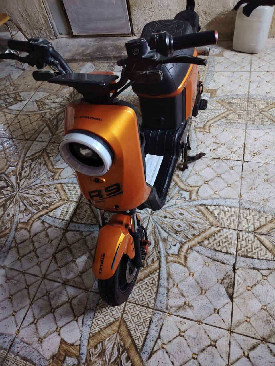 السلام عليكم دراجه شحن للبيع كلشي كامل فقط بطاريتين واقفات سعر 350 رقم ***********
