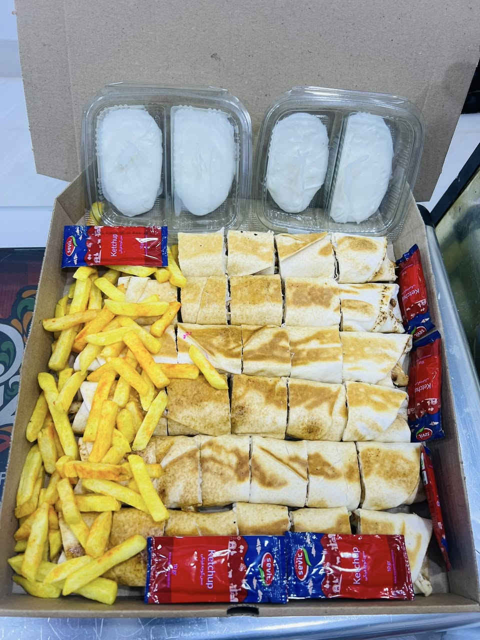 بسم الله على بركت الله

اقوه عرض على مستوى رمادي 

عرض بيتزا تايم 

1-بيتزا 

1-بركر دجاج او لحم 

2 -صاج دجاج 

1-بطل ببسي 

كل هاذا سعر (10.000)

3 بيتزا دجاج حجم كبير (12.000)

صاج دجاج مقطع (36) بس (10.000) مع ثوميه ول كجب 

بركر دجاج كل (5) قطع بس (11.000)

صاج دجاج (1.000-1.500-2.000

فنكر (1.000—2.00—3000

( متواجدين من 11صباحا الى 3 فجرا )

تواصل مع رقم التالي 

يوجد خدمت توصيل

***********

