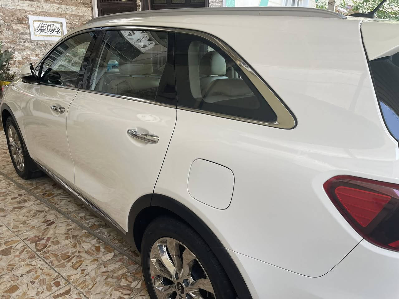 السلام عليكم سورنتو موديل ٢٠١٩ بغداد مشروع وطني الرقم الجديد وهزه جديده.  ماشيه 66. حقيقي كير مكينه بلاد مامفتوحات .بيه فقط تكحيل كارت يم قبق البانزين وشويه بارد  ومكحل كارت جوه المرايه مال السايق  واثنينهن ابد ممبينه. اما الباقي كفاله. بصمه . جنطه كهرباء. 4 كامرات 360. كراسي كهرباء. هندبريك دكمه. اوتوهولد.6سلندر .7راكب. 3 قطع تبريد. كراسي جلد. داخل لونين.شاشه سيدي و ابل كاربلي بلادي . شحن وايرلس. ترحيب.حساس امام خلفي. فول Led. وباقي الموصفات المعروفة سياره نظيفة  . السعر 258 وبي مجال . للاستفسار ***********
