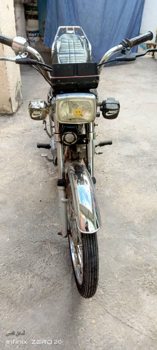 سلام عليكم دراجه رشه لبيع وراقها مو واضحات يعني نطيك وياها وراق نطيك وراقها الدراجه بس مو واضحات بعتبار كلك الدراجه هاي الدراجه شوفت عينك دراجه خير من الله شلعتها السعر 450 وبيها مجال السماوه 
***********
