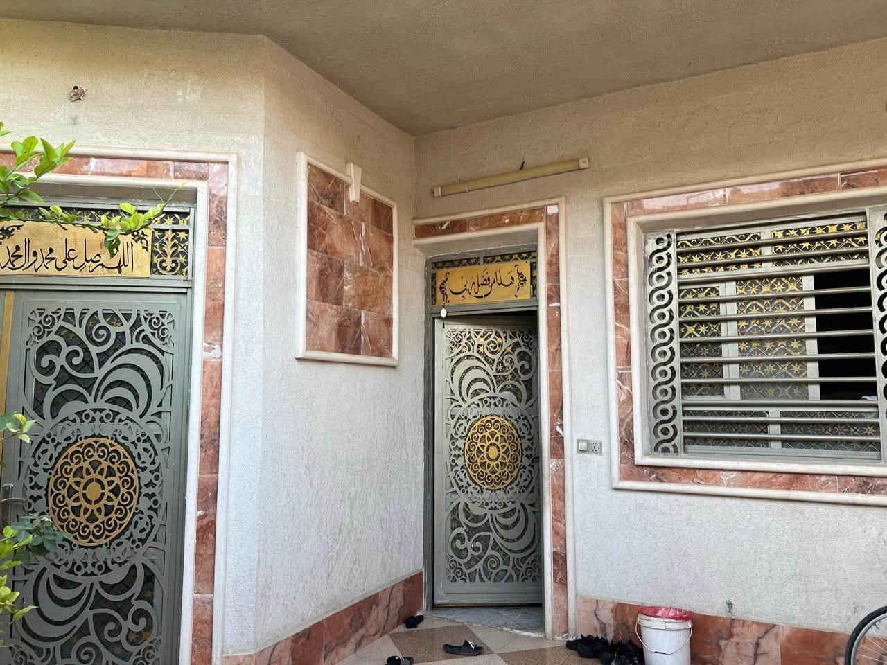 السلام عليكم 
بيت  للبيع طابو زراعي سند 25 مساحه 200 
الموقع حي الفارس قرب أسواق جابر 
بيت حديث غرفتي استقبال صاله مطبخ طرمه الطابق الأرضي 
الطلبق الثاني غرفه مع سويت السطح شتايكر السعر115بي مجال الاستفسار اتصل ***********
