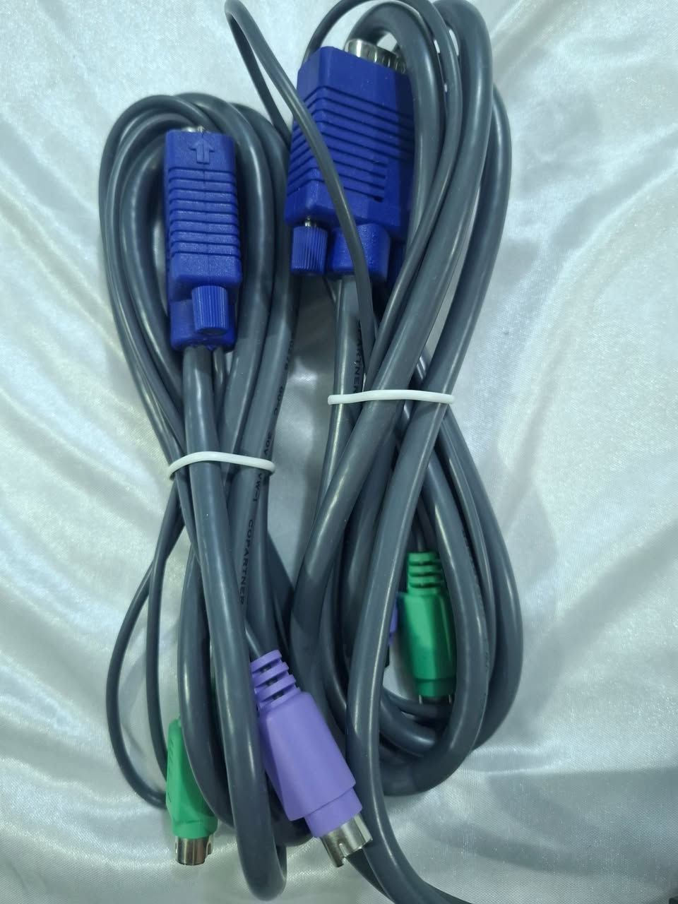 كيبل ربط حاسبتين على شاشة وحدة VGA
محول من نوع KVM (لوحة مفاتيح، فيديو، ماوس) ذو منفذين، ويسمح بالتحكم في جهازي كمبيوتر باستخدام شاشة واحدة ولوحة مفاتيح وماوس واحد.
يعمل هذا المحول عادةً دون الحاجة إلى مصدر طاقة خارجي، حيث يستمد الطاقة من أجهزة الكمبيوتر المتصلة.
يستخدم موصلات من نوع VGA للفيديو وموصلات PS/2 للوحة المفاتيح والماوس، وهو مصمم لتوفير مساحة المكتب.
معرف قناة التيلكرام anaspr84@
السعر 15 الف بدون اجور التوصيل
مكاني بغداد البياع حي الرسالة
يوجد توصيل لكافة المحافظات بغداد, العراق


**إذا كنت صاحب هذا الإعلان وتريد حذفه لأي سبب، رجاءا أرسل رسالة إلى الدعم الفني**