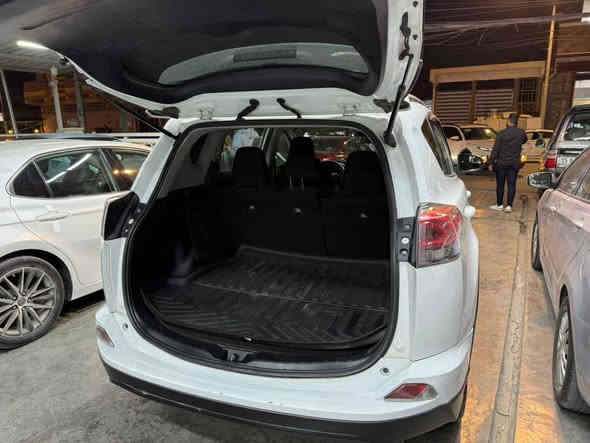 السلام عليكم 
تويوتا راف فور موديل ٢٠١٨ رقم سليمانية جديد 
فئة LE
محرك ٤ سلندر  ٢٥٠٠
تحكم ستيرن جهتين
نظام ايكو وسبورت
كاميرا دوارة وشاشة كبيرة 
منافذ USB, AUX
السيارة حادثه بسيط جدا موجوده صور الحادث وحسب التقرير الامريكي اصطدام بشجرة 
صبغ جاملغ وبنيد
سعر البيع  168 ورقة 
للاستفسار  *********** هيت
