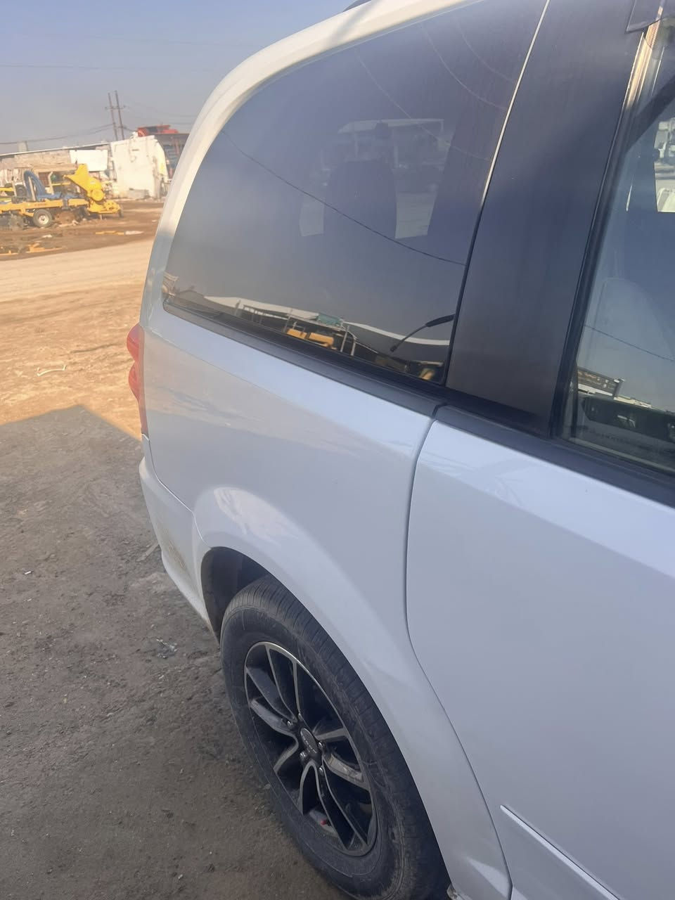 من رخصت الدمن محترم   دوج كرفان فول موصفات جيتي موديل ٢٠١٧  رقم سليمانيه***********
