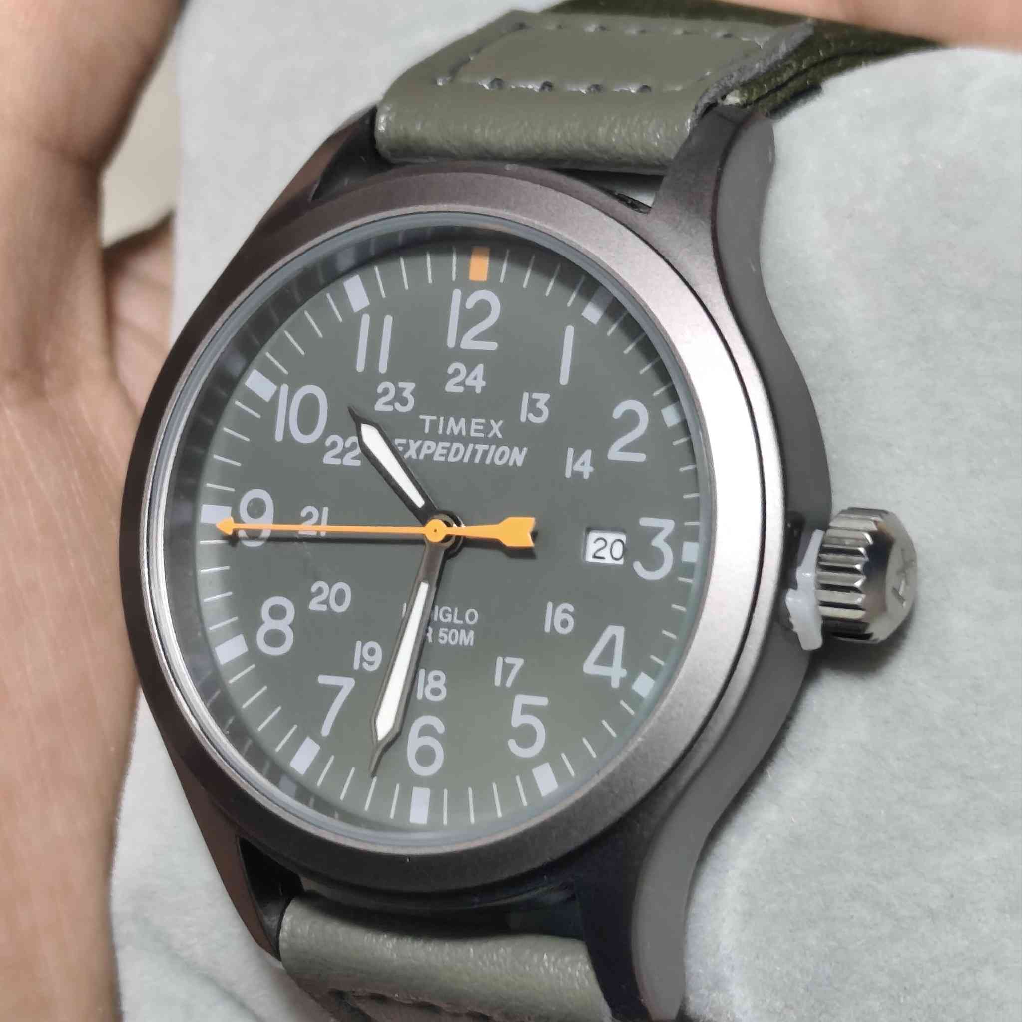 تايمكس إكسبيديشن سكاوت (Timex Expedition Scout)،
جديدة لوك مع مرفقاتها
 ساعة عسكرية التصميم تُركز على العملية والمتانة للمغامرات الخارجية. 
المواصفات الأساسية
الإضاءة: مزودة بتقنية Indiglo للإضاءة الخلفية، وهي ميزة حصرية من تايمكس تتيح رؤية الوقت بوضوح في الظلام عند الضغط على التاج.
المينا والعقارب: تحتوي على أرقام عربية كاملة بتنسيق 12/24 ساعة، مع نافذة لعرض التاريخ عند موضع الساعة 3.
الهيكل والقياس: قطر الهيكل يبلغ 40 ملم، وهو مصنوع من النحاس بلون رمادي (مات) مع كريستال زجاجي معدني.
مقاومة الماء: الساعة مقاومة للماء حتى عمق 50 متراً (WR 50M)، مما يجعلها مناسبة للسباحة الترفيهية ولكن ليس للغوص.
الحركة: تعمل بحركة كوارتز تناظرية دقيقة. 
السعر 110
متوفر توصيل لكل العراق 🇮🇶


**إذا كنت صاحب هذا الإعلان وتريد حذفه لأي سبب، رجاءا أرسل رسالة إلى الدعم الفني**
