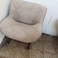 كرسين • نص كنبة • رجله مكسورة