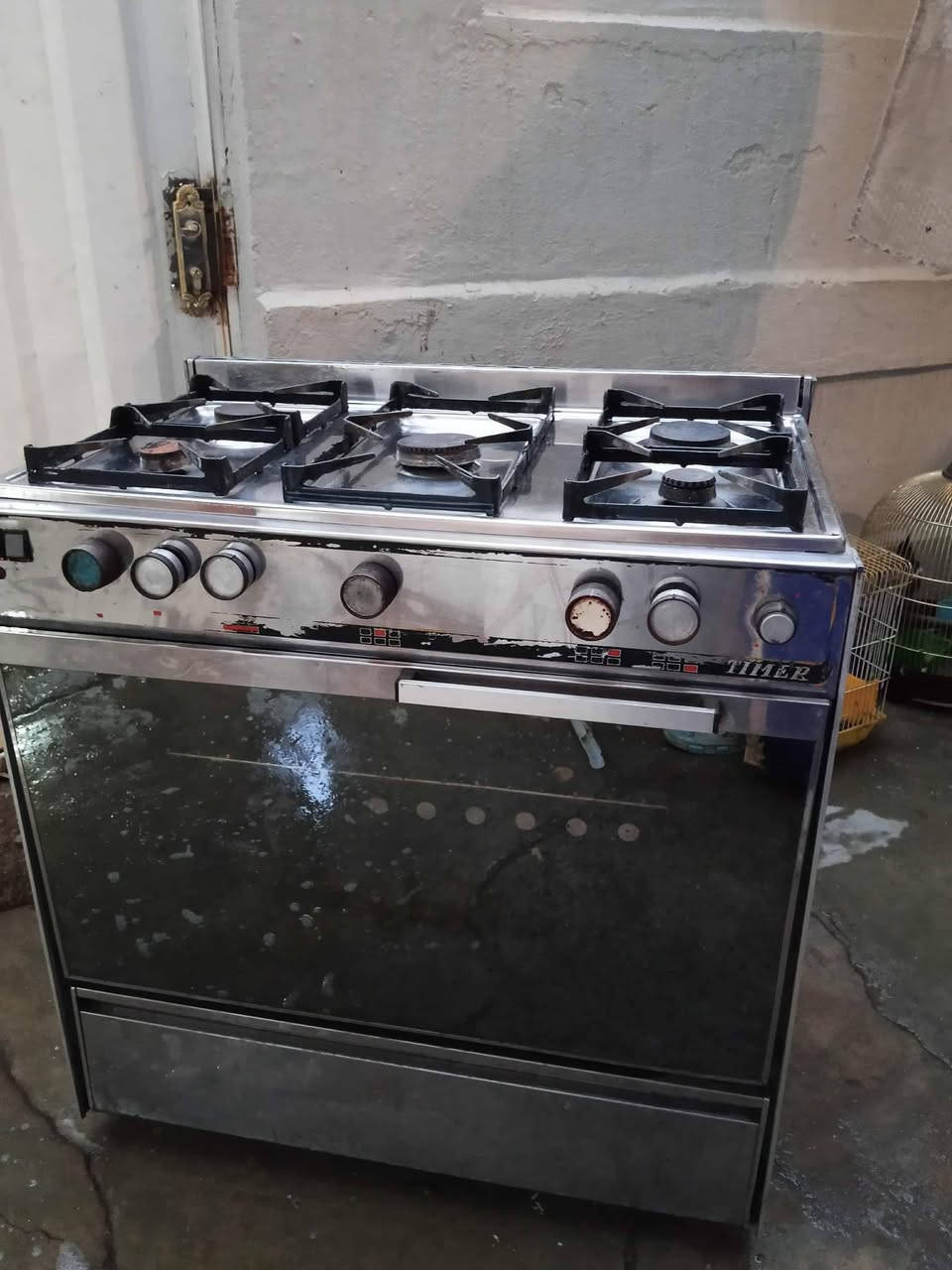 للبيع طباخ شرط شغال مابي عيب ونضيف سعر ٦٥ وبي مجال بسيط مكان كركوك القادسية ***********
