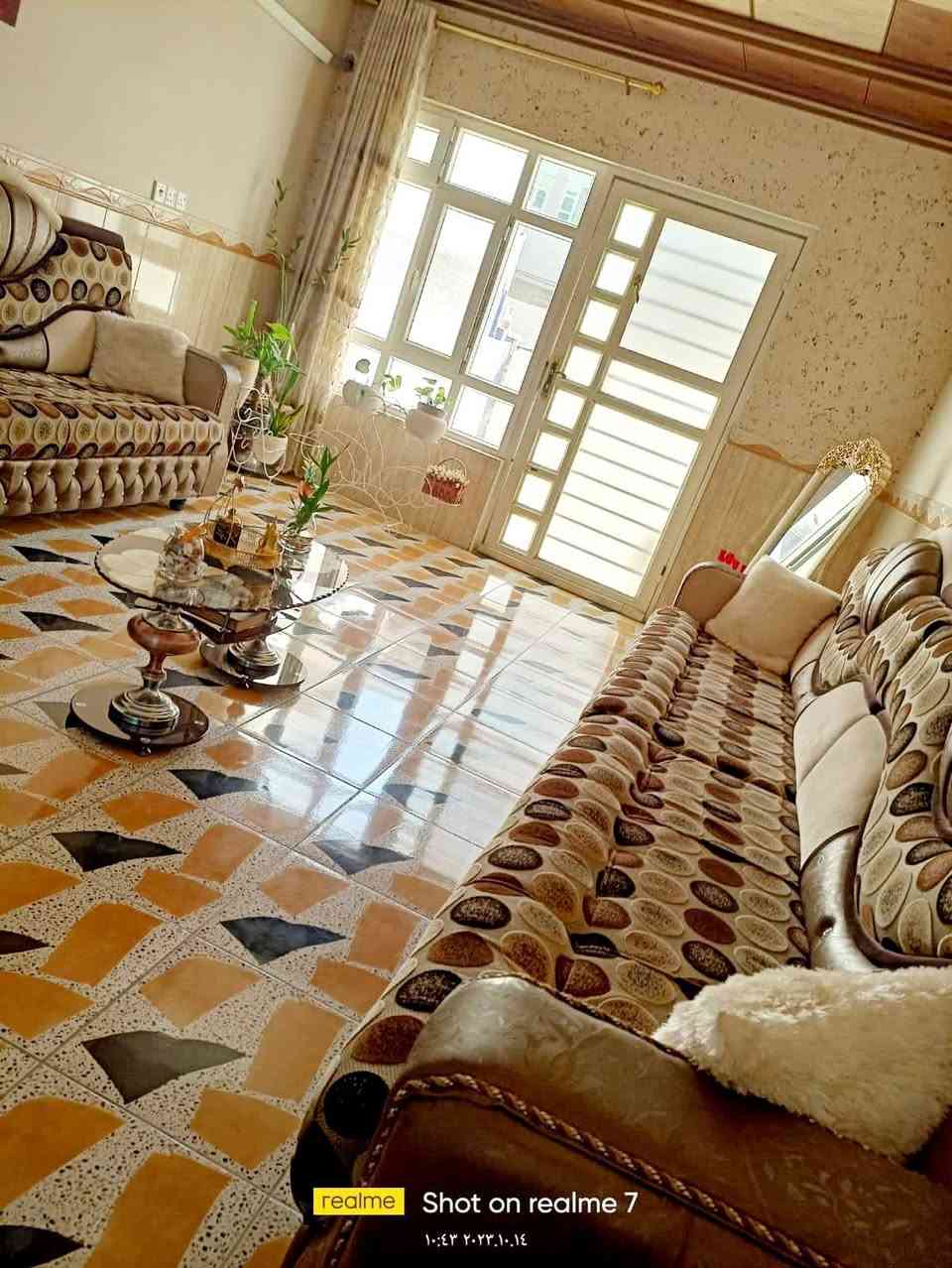 مكتب ابو شمال للعقار دار للبيع في مزارع الصديق خلف حي الصديق المدخل من السكر والصديق 

🔴 مساحة 120 متر واجه 6طابقين  بناء حديث 

🔴 ط1 غرفة نوم . هول . استقبال . مغاسل . كراج . 
مطبخ . مناور 
🔴 ط2 غرفتين نوم . هول . مغاسل . مخزن . بيتونة

🔴سند بستان طابو زهور بي كارت بلدية 

🔴خدمات ماء كهرباء اتجاه شروق شارع صبه 
                   السعر 95 مليون قابل للتفاوض 
***********
*********** موقع المكتب سايدين الصديق 
***********
