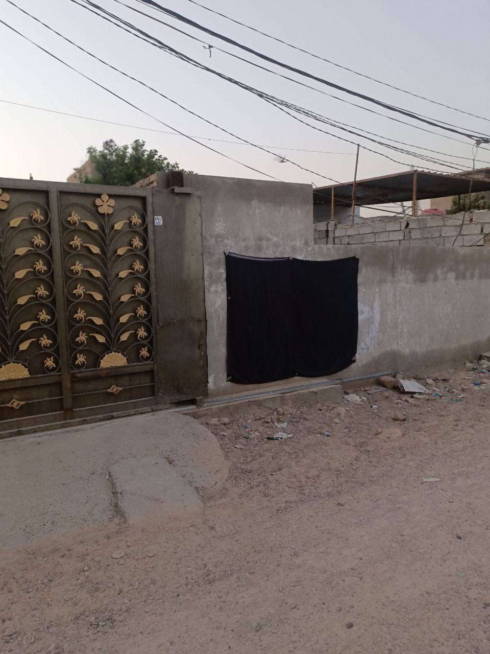 للبيع بيت بشارع معمل الموز فوك من الفلل بيت 200 متر ب50وبيه مجال الشراي يخابر او يراسل علمود التفاصيل ***********
