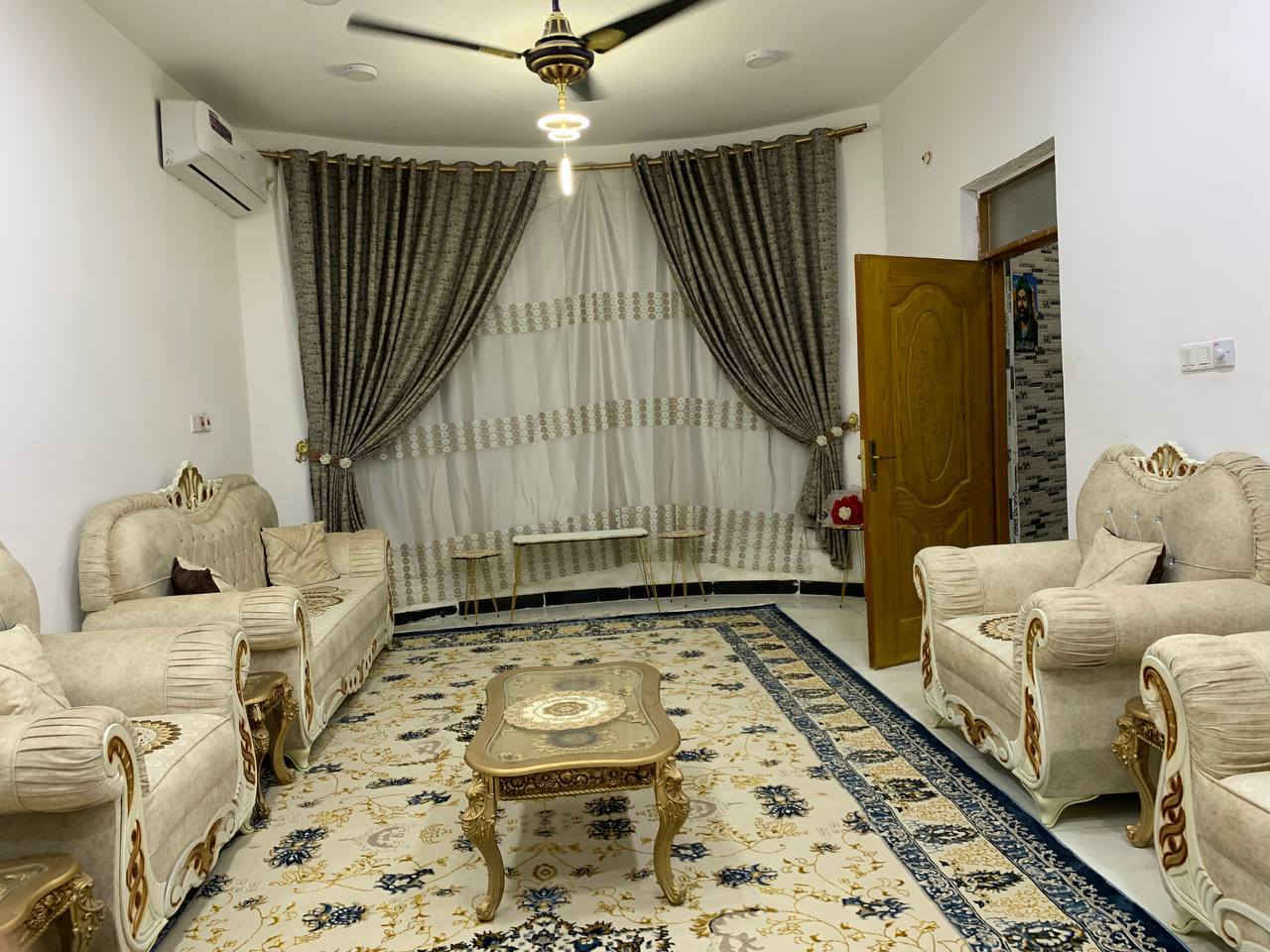 بيت للبيع طابو زراعي سند ٢٥
العنوان التقية الثالثة بجانب مدرسة البشير قريب ع الشارع العام 
المساحة 204 متر مربع واجهه 10متر ونزال 20 متر و40 سم 
بناء حديث درجة اولى طابوق بالكامل وكونكريت أساس وسقف 
طابقين الاول يحتوي غرفتين صالة مطبخ استقبال ومجمع صحيات داخلية وخارجية وكراج ومنورين 
والثاني يحتوي صالة كبيره على عرض البيت وسطحين 
مجاري وتبليط لحد باب البيت وكهرباء ومولدة وماء بالباب 
وبجانبه مدرسة ويطل على شارع 8 متر 
البيت بناء حديث درجة اولى نظيف مع منظومة كاميرات
للاستفسار اكثر خاص او الاتصال على الرقم التالي 
***********
