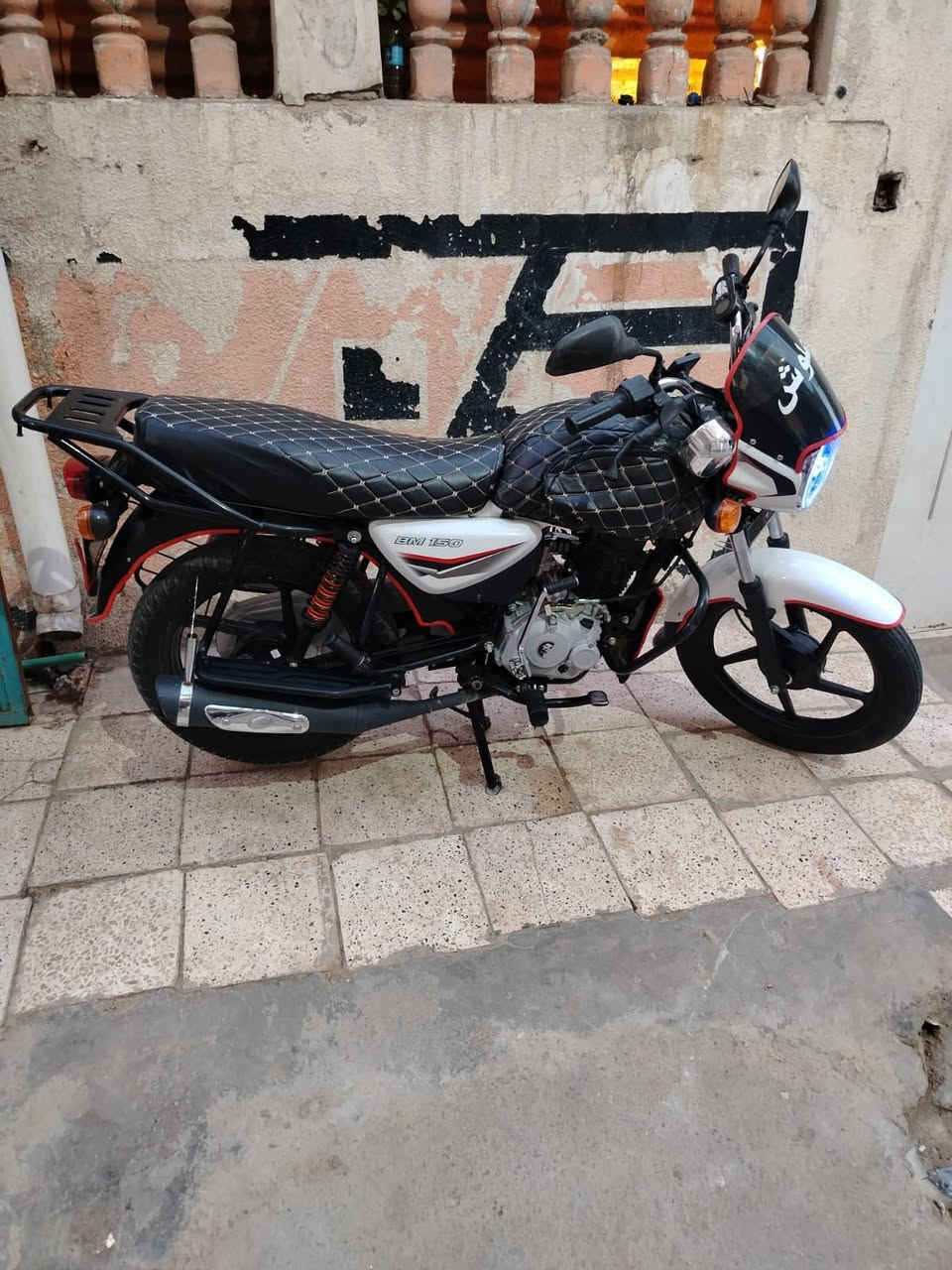 السلام عليكم
دارجه للبيع بوكسر موديل 2023 وبلسنوية طالعه بيه 2024 

دراجه كامله مكمله اي نقص ما بيها كلشي شغال بيها

من لايتات من اشاير من سماعات امبيثري وكلشي شغال بيها اي نقص ما بيها 

مرقمه رقمه انكليزي 

مماشيه اهويه بعده جديده الدراجه  

الاستفسار على الرقم 

***********
