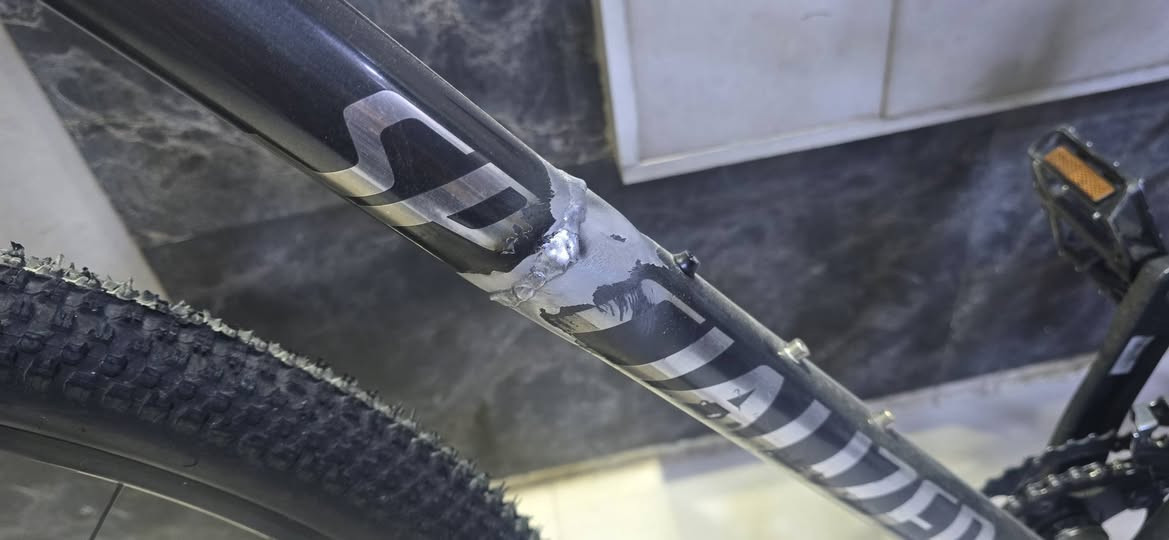 مرحبا بايسكل specialized crosstrail elite 2018  قياس ٢٩ لارج طبعا البايسكل جدا نظيف وكل قطعه بي ما بيه اي مشكله البايك تعرض لحادث وتسبب بعواج الفريم صلحته باب شيخ لحمته وحولت شكد ماكدر اعدله وهذا الي كدرت عليه طبعن باكي البايك كله سليم وياله وبطيخات ماركة اكسس تايارت كيندا سستم ٢×٩ slx بريك هيدروليك سستم مع شفترات البايك نقصه صونه سيم كير خلفي لان انجرحت و ذراع يسرا وسن صونده بريك خلفي فقط البايسكل  الله شاهد البايك خسرت بي هواي اني جان بقيته بس وزني شويه ثكيل واخاف يدك بيه الناقصه 😅فا لهذا اريد ابيعه بس البايك وديته يم صاحبي فحصه افتر بي كال اي مشكله ما بي هو شويه اضعف مني واذا لكيت فريم مرتب هم تكدر تشد غراضه عليه ... فا اريد ابيعه جوا نص سعره ب ٢٤٠الف وبي مجال بسيط رقمي *********** والمايعرف سعر هذا البايك رجا لا يضل يتفلسف وشكرا
