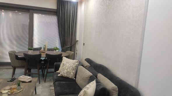 شقة للبيع داخل مجمع جوهرة المحيط 
الموقع: مدينة الكاظمية، خلف مديرية المرور.
**تفاصيل الشقة:**
* المساحة: 180 متر مربع.
* صالة استقبال معزولة مع جلسة عائلية.
* مطبخ كبير (4.5 متر × 3 متر) مجهز بكاونتر.
* 3 غرف نوم، إحداها ماستر سويت بحمام خاص.
* حمام للضيوف معزول.
* حمام كبير للعائلة.
* 2 بالكون.
* إطلالة جميلة جدًا على البساتين.

**الخدمات:**
* مصعدان للأشخاص، ومصعد ثالث للخدمات.
* كل طابق يحتوي على منظومة إطفاء حريق إلكترونية.
* فتحة لرمي النفايات في كل طابق.
* ماء وكهرباء 24 ساعة.
* ملعب.
* مركز صحي.
* مواقف سيارات تحت الأرض وفوق الأرض.
* سكيورتي.
* جيم رياضي، مسبح، ومحلات تسوق.

للاتصال أو واتساب: ***********
الأمراء للعقار والاستثمار والتسويق العقاري.
نستقبل جميع عروضكم العقارية، للتواصل عبر واتساب.
