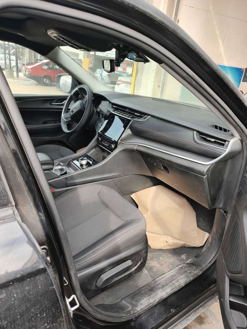 جيب گراند شيروكي لمتد 2024 /7 راكب ماشيه 2000 اخت الزيرو بدون غسل ع واقع الحال جديده لوك بدون حادث رقم بغداد  للاستفسار ***********
