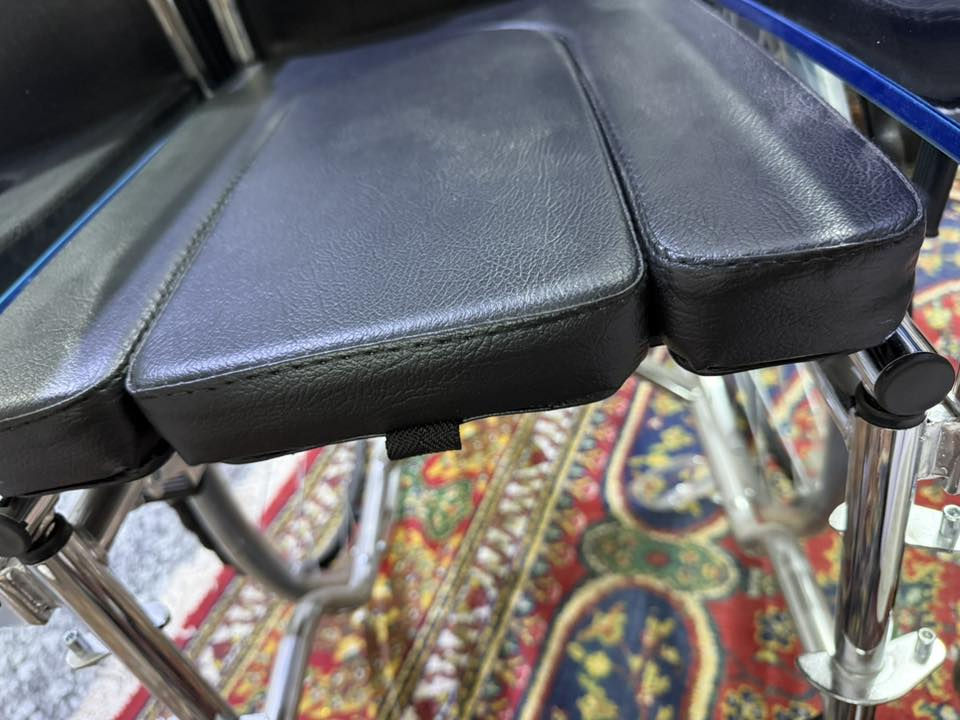 كرسي حجم أطفال يستعمل للحمام ايضاً مع اداواته كاملة للبيع بسعر ١٥٠ الف للتواصل ***********
