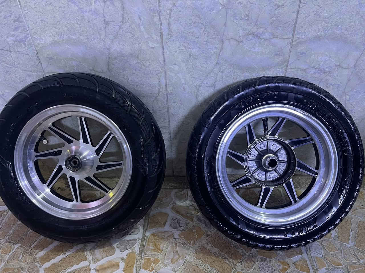 سلام عليكم تايرات ويالة نجمة كروم مال ماكس عدلة لبيع تايرات جدد مكان بغداد حسينية سعر ٤٥ وبيهن مجال ***********
