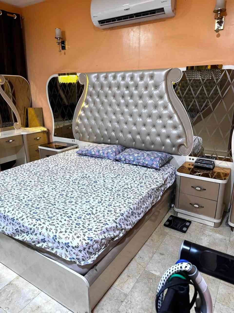 السلام عليكم رايده ابيع هاي الغرفه نظيفه 7 قطع بس الاضويه مال سرير واحد مكطوع والمجرات مال تلفزيون ينراد تبديل سجه للتواصل واتس ***********
