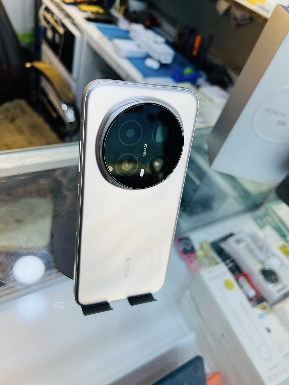 سلام عليكم هونر Magic8 Pro الجهاز الذكي بمعنة الكلمة صوت عالي كلش بطارية انسة شي اسمة شحن 
ذاكرة 512 جيجابايت العشوائية 12 جهاز عملاق الجهاز 3 تيام مفتوح بعدة بل ضمان سعر 1175 رقم *********** توصيل موجود تحياتي لكم جميعا
