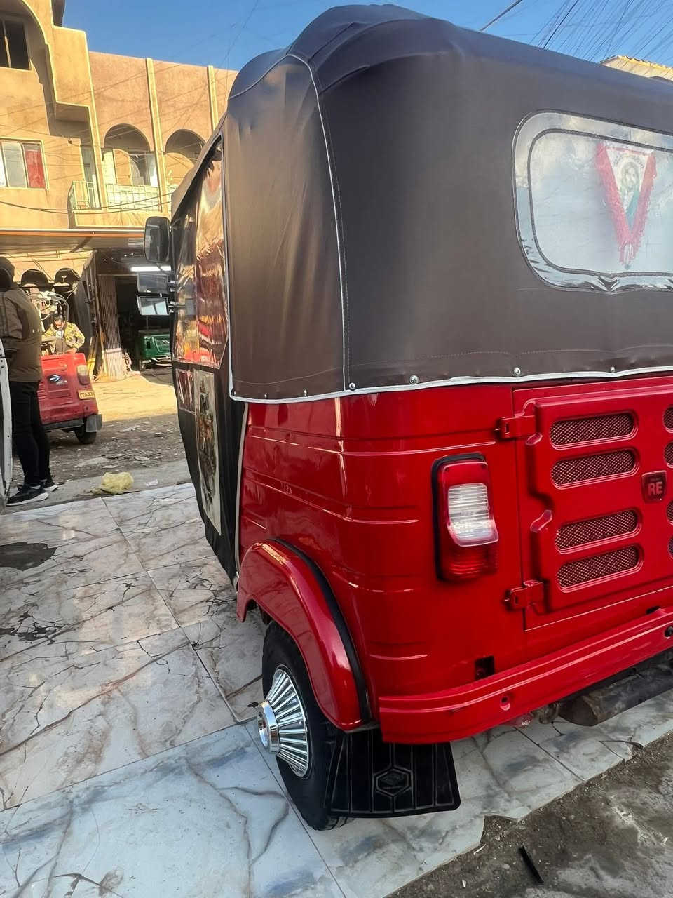 السلام عليكم. تكتك باجاج للبيع مخدومه بالكامله ومصبوغه عام جماليه موديل 2017 محسوبه على ال 18 كلجات كير محرك مكفول لا تبخير ولا تنقيص التكتك جاهزه ربع دينار مينصرف عليها كبات دوشمه مسجل نيكلات دركه اريلات بالعافيه على المشتري السعر 4800 مكاني البياع الشرطه الخامسه  غير متواجد على النت الشراي يتصل على الخط ويدلل ***********
