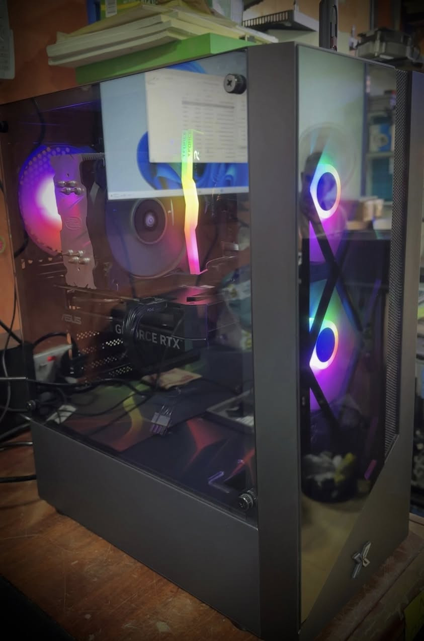 Pc كيمنك
كور اي فايف i5 جيل 12 
رام (Tforce Rgb    3200 (16G 
هـارد ssd 512 lexar 
كارت شاشة asus RTX 4060 (8G) 
باور سبلاي 650W
السعر مليون 
عنوان بغداد شارع الصناعة 
*********** واتساب

