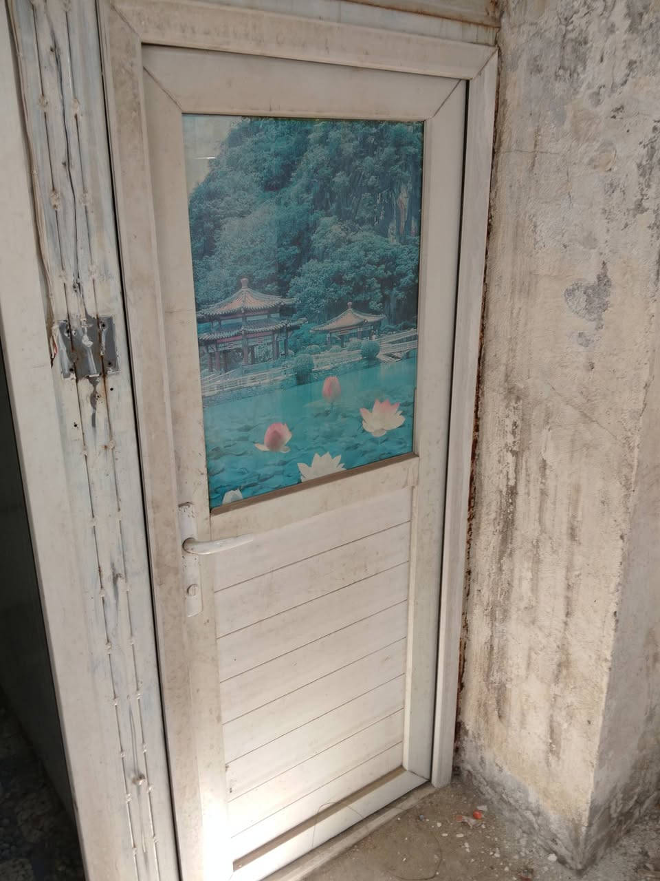 شباك وبابين للبيع ***********
