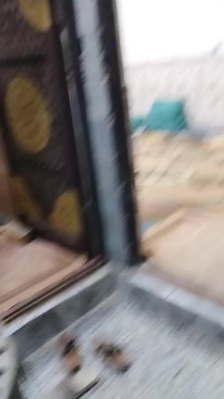 بيت للبيع نظيف زراعيه سند ٢٥ المساحه ١٠٠ متر يحتوي على استقبال مطبخ صاله غرفه نوم وصحيات داخليه وخارجيه العنوان خلف مجمع سيد اسماعيل السعر ٦٠ مع المجال ***********
