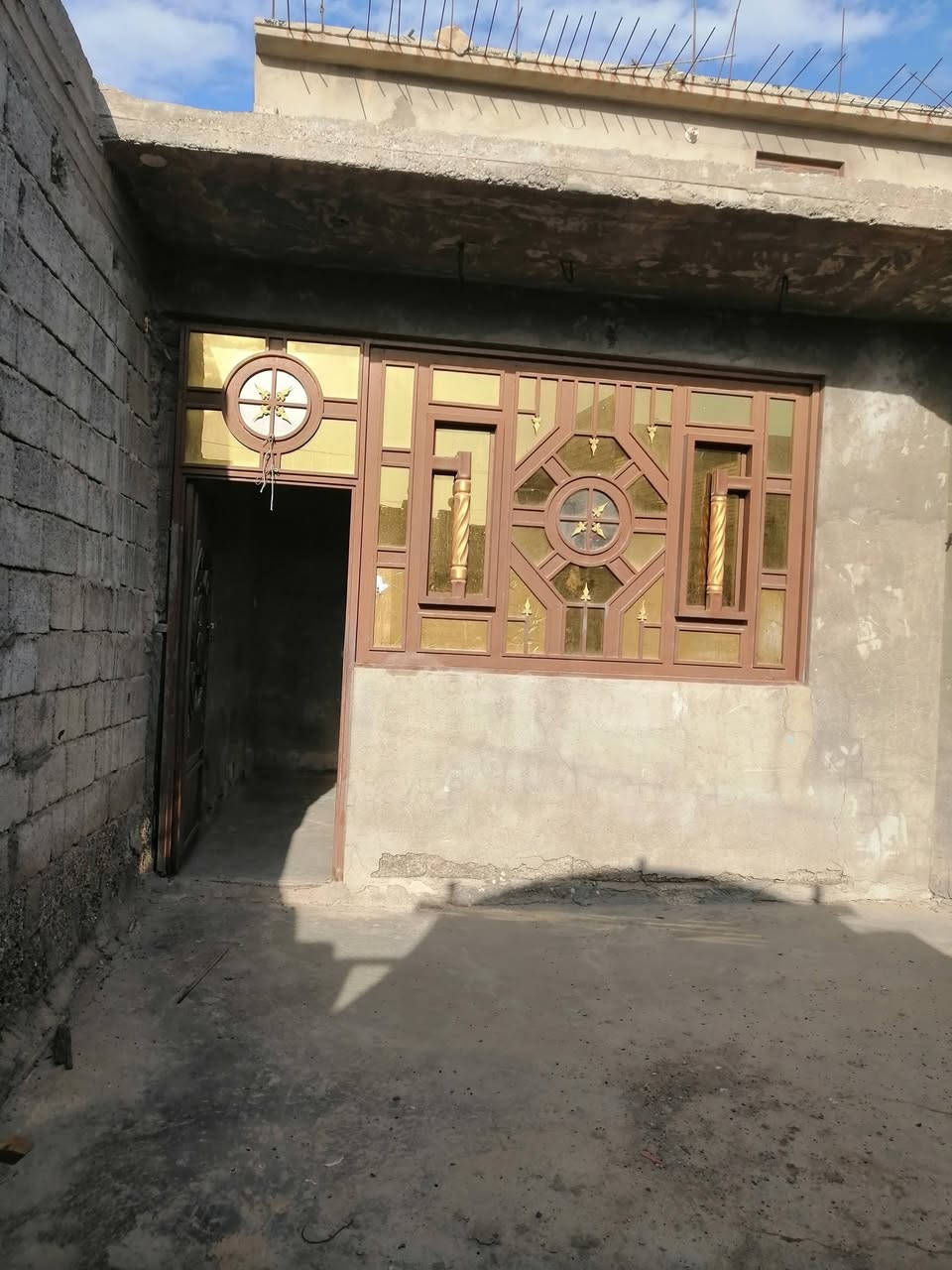 اسلام عليكم بيت للبيع او إيجار بل خماس خلف معارض قريب عل شارع مساحة ٢٠٠ متر واجه ١٠ متر خلف بيت شارع مو بيت - يتكون من، ٢غرف نوم واستقبال ومطبخ و ساحه درج وحمام /استفسار أكثر اتصل على الرقم ***********
