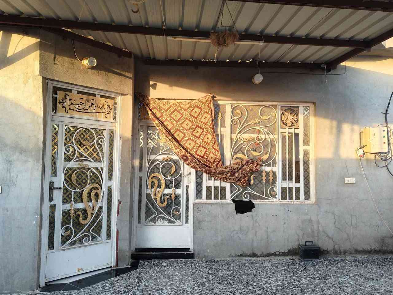 بيت للبيع المساحه500متر البناء 170متر طابقين الطابق الثاني سندويش الساحه الخارجيه كاشي الداخل بورسلين 
1الطابق الارضي صحيات خارجيه 
2غرف نوم عدد 2 + مطبخ حار + مطبخ بارد +صاله 
+حمام داخلي 
3 الطابق الثاني غرفتين نوم + حمام + صاله 
كاشي بناء حديث السقف سندويش 
4 القطعه الخارجيه 300 متر البناء استقبال خارجي 
8*5 السقف صب مسلح + غرفه + صحيات 
الساحه صب الشارع تبليط قريب على الشارع العام نهاية الخط الثاني للتواصل اكثر الاتصال على الارقام ***********
***********
