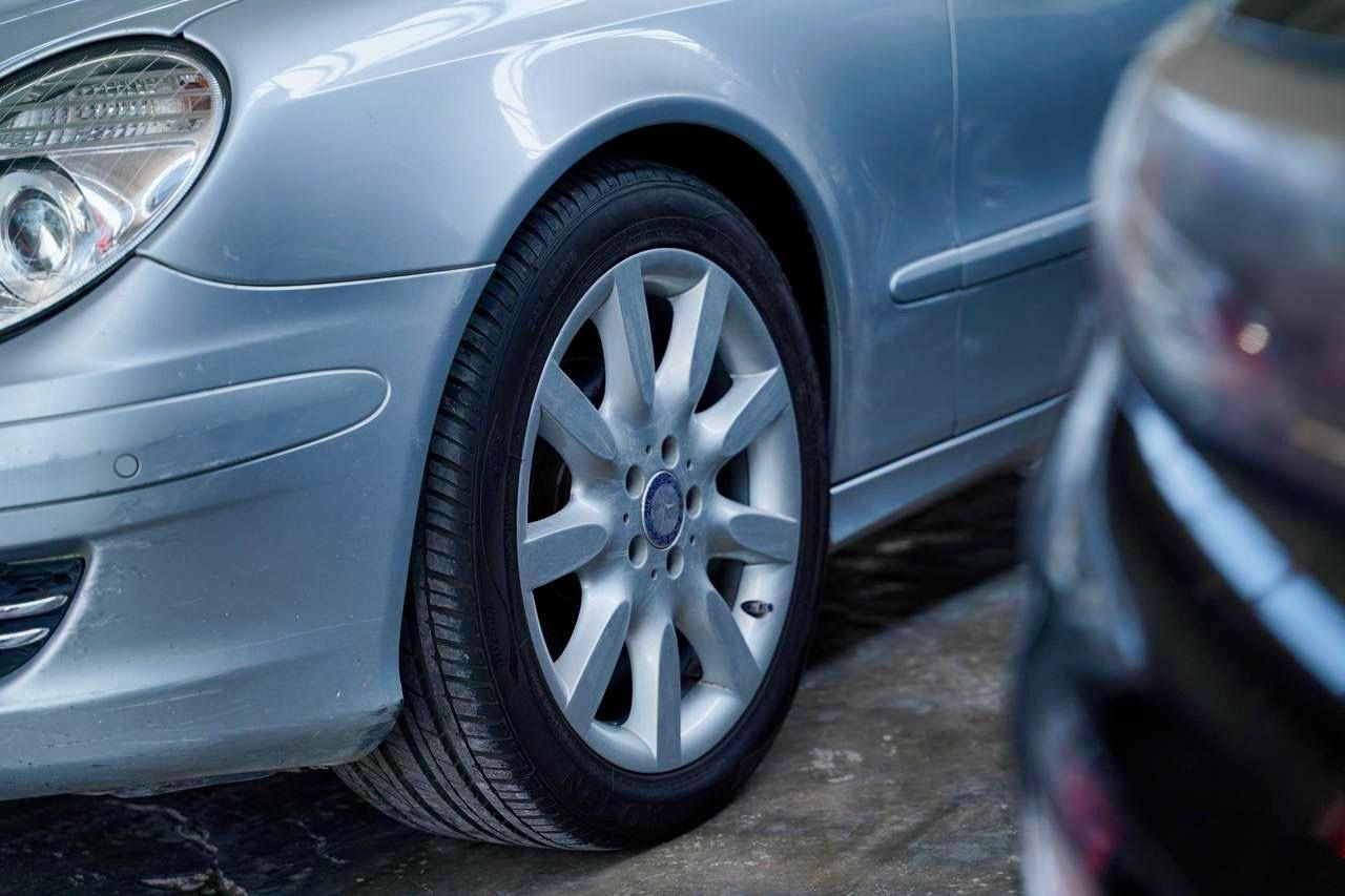 السلام عليكم مرسيدس 211موديل 2008 وارد ألماني E200 اربعه سلندر لون سلفر رقم بغداد بأسمي فتحه سقف حساسات تبريد أمامي خلفي كشافات مقاعد تدفئه السعر ب13000$ وبيه مجال للاتصال ***********
