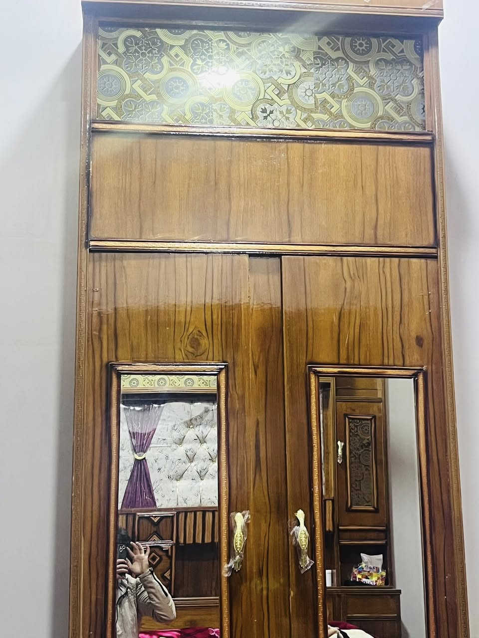 غرفة اخشاب للبيع السعر مليون و٥٠٠وبيها مجال المكان الصوفيه للاستفسار الاتصال علا الرقم ***********
