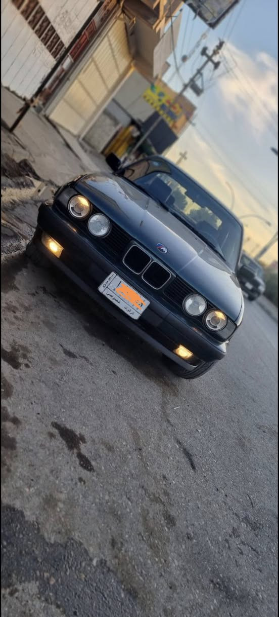 سلام عليكم
بي ايم 525 محرك كبس  موديل 1991
تبريد مركزي
نضيف كلش محرك عدل بدون ادوانص
تايرات جديد  شبح
سنوية جديدة وياه بطاقة بانزين 
*********** كركوك, العراق
