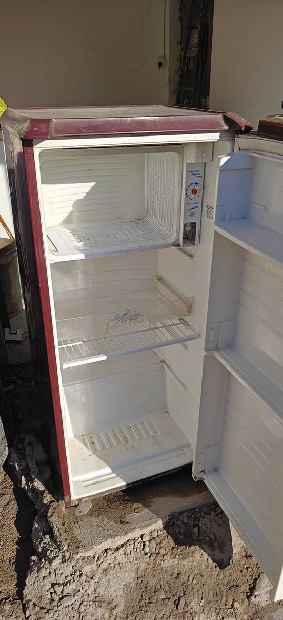 السلام عليكم ثلاجة للبيع نضيفه وشغاله تبريد ثلج شرط سعره 75 الف وبيه مجال . (عنوان سايدين انصار قدس) محل ورشة نوروز / *********** متوفر واتساب
