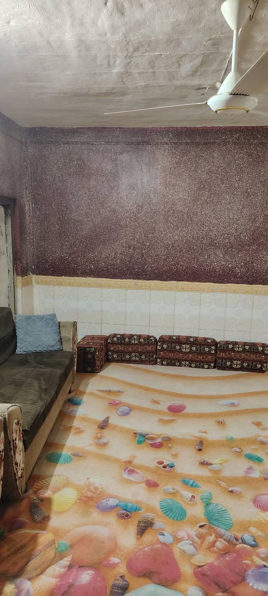 السلام عليكم بيت للبيع حي الجامع قرب المصفي القديم المساحة 150م ركن على شارعين طابقين الطابق الأول صالة وغرفة خطار وبطبخ حار وبارد وصحيات الطابق الثاني مكون من غرفة سويت كامل وصالة وصحيات و صطح مكان غرفة سعر الاستفسار ***********
